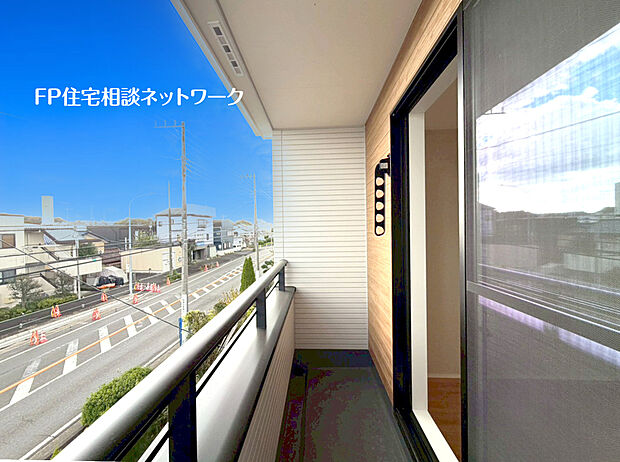 【ペアガラス】2枚のガラスの間に空気層が設けられたガラスです。断熱効果が高く、冷暖房の使用量を減らすことができます。結露が発生しにくいためサッシ周りのカビの予防にもなります。