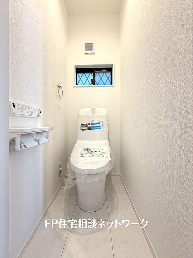 【温水洗浄便座】洗浄機能付き便座を標準装備。便座保温機能もあるので寒い季節も安心。１階と２階にそれぞれトイレがあり、夜中にトイレに行くときに助かります。朝のトイレ渋滞もなくなりますね。