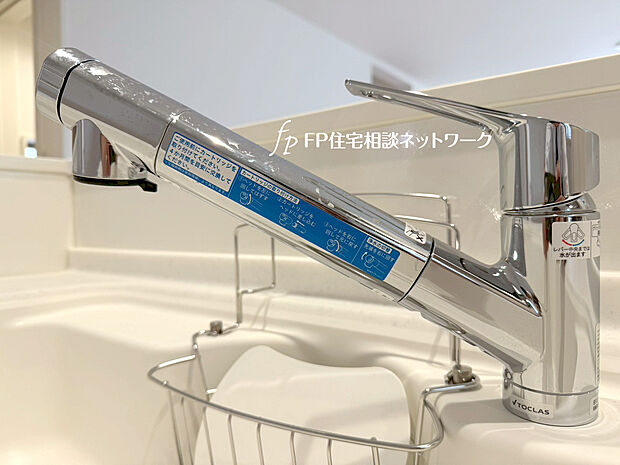 【浄水器】キッチンには浄水器を標準装備。最近は水を飲むという場面以外にも料理で使用したり、野菜を洗う場合もキレイな水で洗いたいという人が増えてきています。