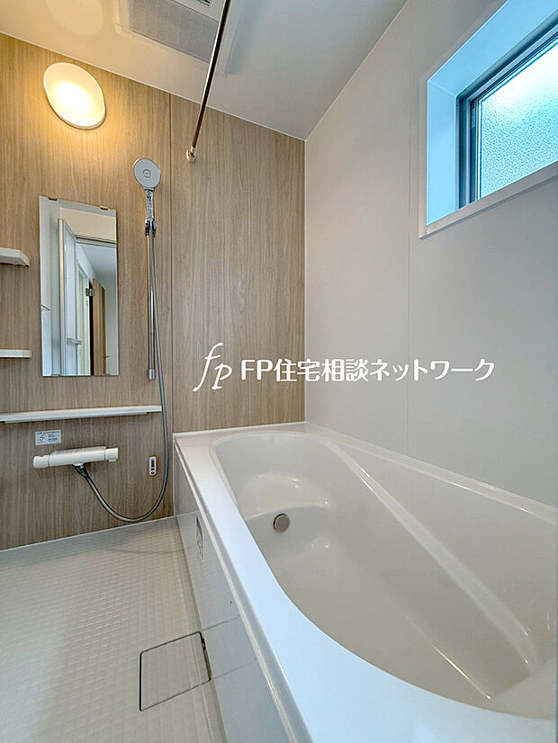 【1坪ユニットバス】ゆったり入れる一坪バス。足を伸ばして入れるサイズは一日の疲れを癒すのに嬉しい広さ。お子様と一緒の入浴でも充分な広さです。
