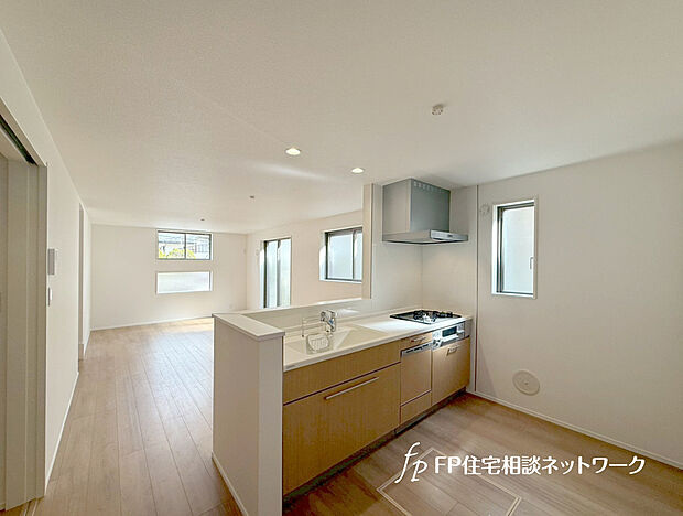 【会話が弾むカウンターキッチン】リビングを見渡せる対面式キッチンは、ご家族との会話もできて毎日のお料理が楽しくなります。リビングで遊ぶお子様にも目が届くので安心して家事が出来ますね。