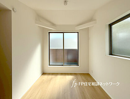 2面採光の明るい洋室