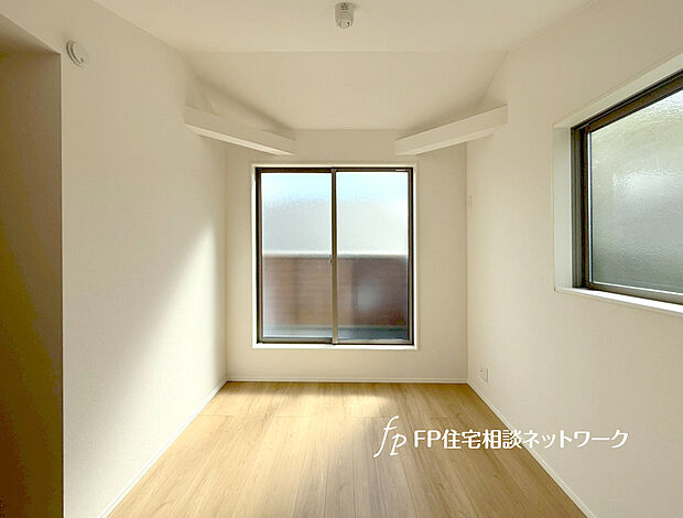 【2面採光の明るい洋室】2面採光でお部屋の隅々まで明るい印象の居室。おひさまの光を、爽やかな風をたっぷりと取り込めます。居室内はいつも明るいので、毎日の生活も自然と明るくなりますね。