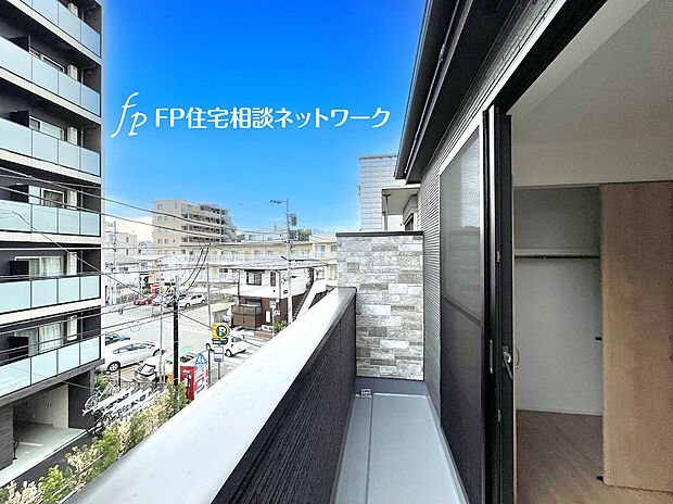 【南面バルコニー　日当り良好】南に大きく面したバルコニーは太陽の光をいっぱい受け止めてくれます。爽やかな風を受けたお洗濯物はあっという間に乾きそうです。広いバルコニーで深呼吸すれば気持ちも晴れやかです。