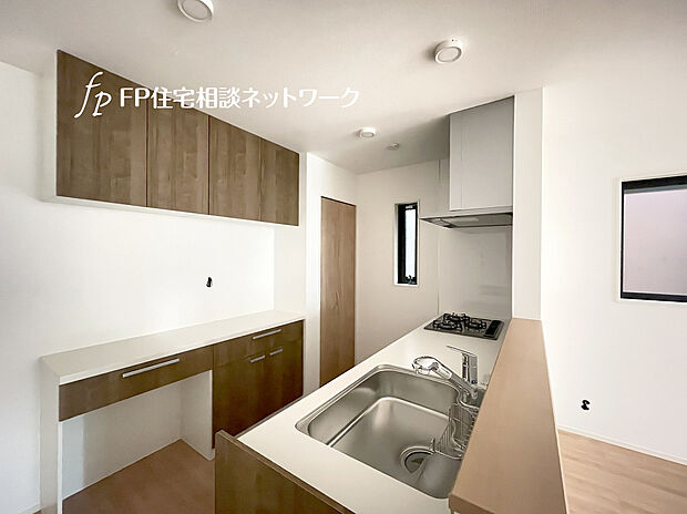 【パントリー付キッチン】キッチン背面にはティーカップやグラス、お皿などの食器類がたっぷりと収納できるカップボードを標準装備。食器以外にも電子レンジや炊飯器などの家電が収納できます。造り付けパントリー付。