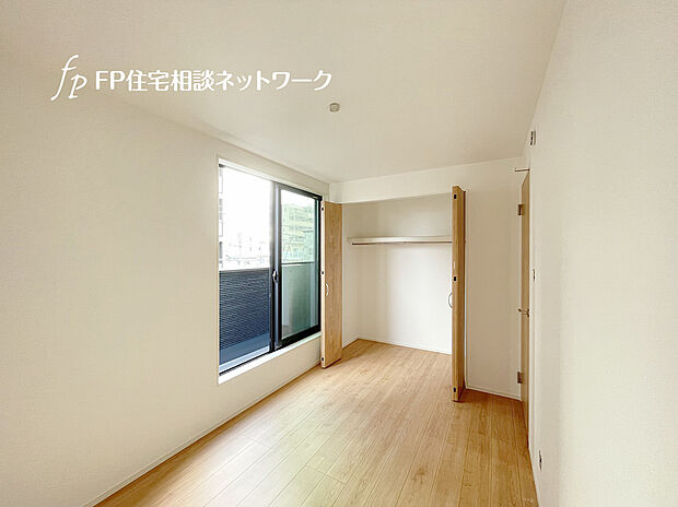 【2面採光　明るい室内】2面採光でお部屋の隅々まで明るい印象の居室。バルコニーにも出られて、おひさまの光と爽やかな風をたっぷりと取り込めます。毎日の生活も自然と明るくなりそうです。※3階5.1帖のみ採光1面