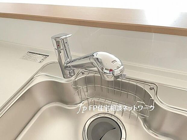 【浄水器】スタイリッシュな、浄水器一体型水栓です。水栓にシャワーホースと浄水器を内蔵し、カルキ臭など軽減。シャワーヘッドを引き出すことで、広いシンクのお手入れもラクラク。