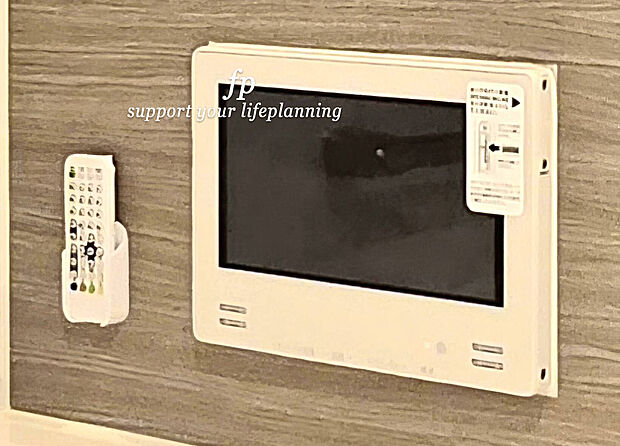 【浴室テレビ】テレビを見ながら入るお風呂は何とも贅沢な時間です。長時間の半身浴も暇を持て余さず、時間を忘れるほどリラックスできるはず。毎日続ければ美容と健康に最適。
