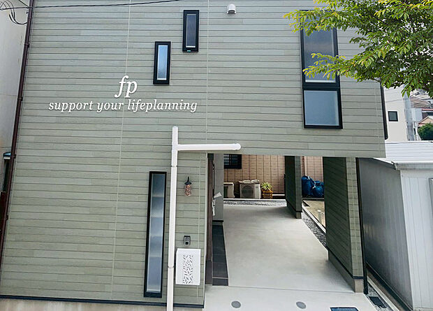 【愛車を守るビルトインガレージ】カーポート替わりに雨風から大切なお車を守り、お荷物の出し入れもゆっくり濡れずに行えます。自転車置きや物置スペースとしても重宝しますね。