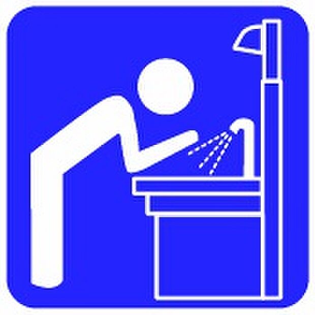 【洗面室・洗面台】鏡の裏に収納棚を確保した三面鏡を採用。化粧品や歯ブラシなどを機能的に収納。また、三面鏡の本当の利点は三枚の鏡を合わせることで、頭の側面や背面が見れること。
