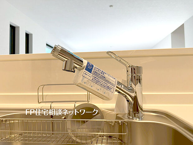 【浄水器】スタイリッシュな、浄水器一体型水栓です。水栓にシャワーホースと浄水器を内蔵し、カルキ臭など軽減。シャワーヘッドを引き出すことで、広いシンクのお手入れもラクラク。