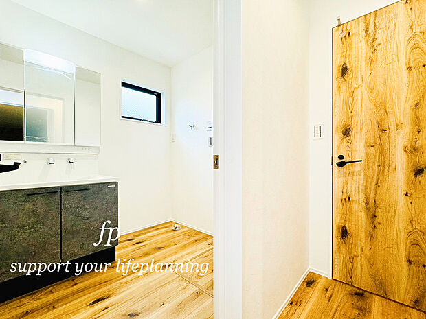 【洗面室・洗面台】鏡の裏に収納棚を確保した三面鏡を採用。化粧品や歯ブラシなどを機能的に収納。また、三面鏡の本当の利点は三枚の鏡を合わせることで、頭の側面や背面が見れること。