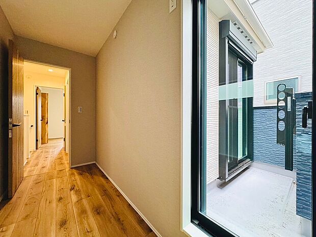 【ペアガラス】遮音性に効果のある複層ガラスを採用！騒音は空気を伝わる音で、ほとんどが窓から漏れているのです。1枚3ミリ程度のガラスが2枚になり、さらに空気層を挟めば効果あり！