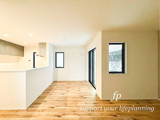 【家族団らんのリビング】１４．９帖の広々ＬＤＫ。導線もしっかりと取れているので、ダイニングテーブルやソファーなどの家具もしっかりと配置できます。ゆったりとした広さの空間でご家族だんらんの時間をお過ごしください。