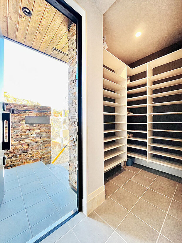 【【モデルハウス写真】~玄関】大容量のシューズインクロークがあると家族全員の靴はもちろん、お子様のおもちゃやベビーカー、ゴルフバック、洗車用品などスッキリまとめて収納できますね。