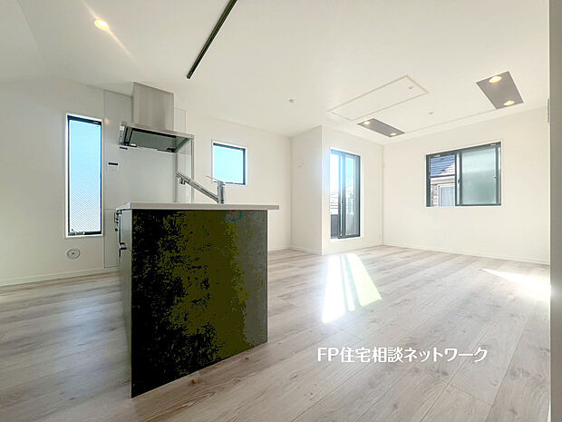 【バルコニーに繋がる2階LDK】沢山の窓から光が降りそそぐ開放的なリビング。太陽のやわらかな光が差し込みます。自然の恵みが、快適で心地の良い空間を演出してくれます。