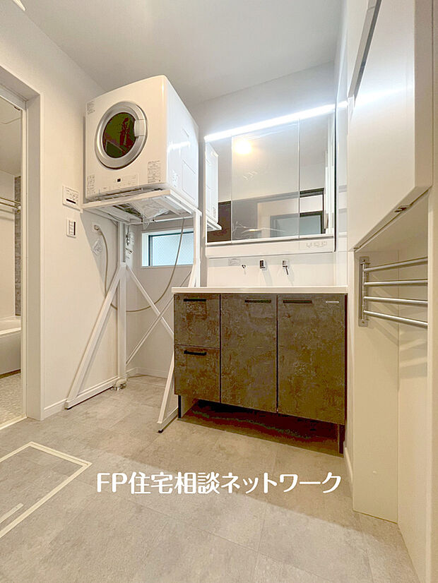【ガス衣類乾燥機＜乾太くん＞を備え付けた洗面室】洗面室にはガス衣類乾燥機の乾太くんを設置しました！溜まった洗濯物もガスならではの80℃以上の温風でスピード乾燥！干す手間も要らないので家事の時短に大活躍です！