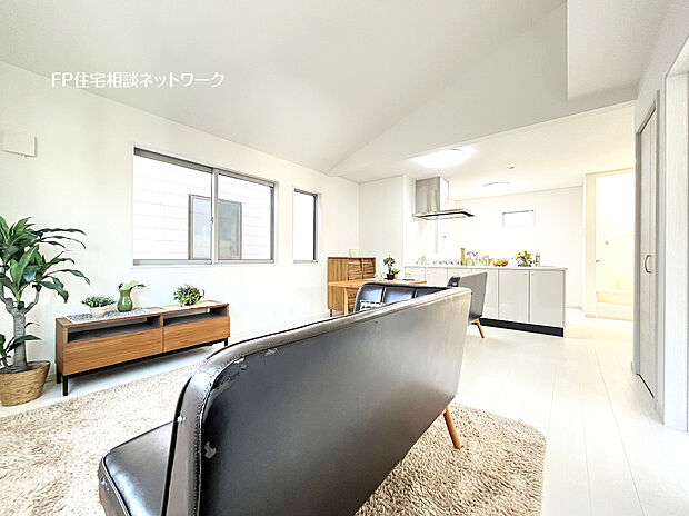 【開放的で明るい2階リビング】大切なご家族が集まるからこそＬＤＫはこだわりたいですよね！休日はおひさまの光をたっぷりと取りこめるリビングでゆったりと過ごしませんか？