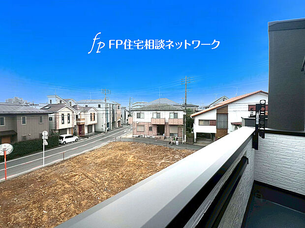 【南面バルコニー 日当り良好】南に大きく面したバルコニーは太陽の光をいっぱい受け止めてくれます。爽やかな風を受けたお洗濯物はあっという間に乾きそうです。広いバルコニーで深呼吸すれば気持ちも晴れやかです。