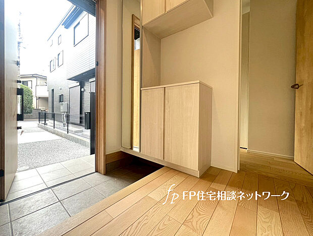 【家族の靴をすっきりしまえる玄関収納】散らかりがちな玄関をスッキリと保てる玄関収納。落ち着いた雰囲気の色目が、室内のカラーやデザインと調和しています。お出かけ前の身だしなみチェックができる姿見付。