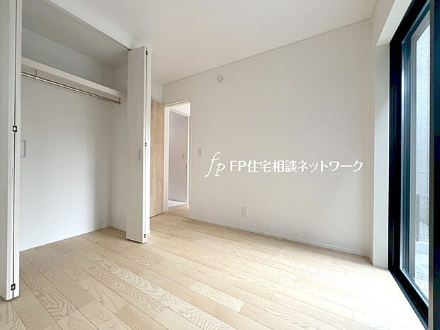 【2面採光 明るい室内】2面採光でお部屋の隅々まで明るい印象の居室。おひさまの光と爽やかな風をたっぷりと取り込めます。毎日の生活も自然と明るくなりそうです。