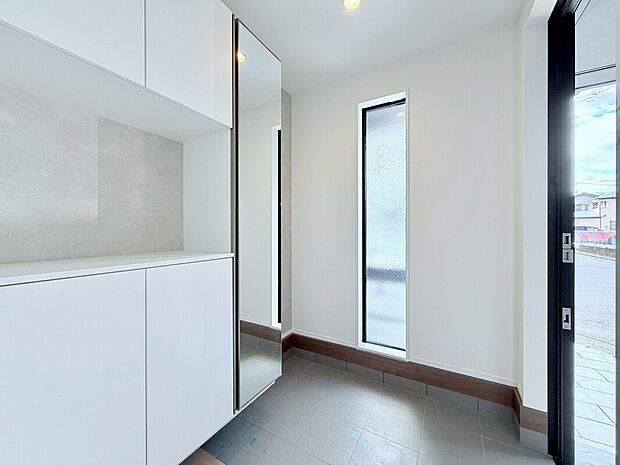 【ペアガラス】2枚のガラスの間に空気層が設けられたガラスです。断熱効果が高く、冷暖房の使用量を減らすことができます。結露が発生しにくいためサッシ周りのカビの予防にもなります。