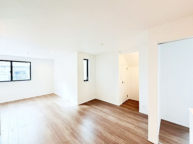 【太陽の光を感じられる明るいリビング】２階リビングですので、目線を気にせず昼夜窓を開放してくつろげます！自然の恵みが、快適で心地の良い空間を演出してくれます。