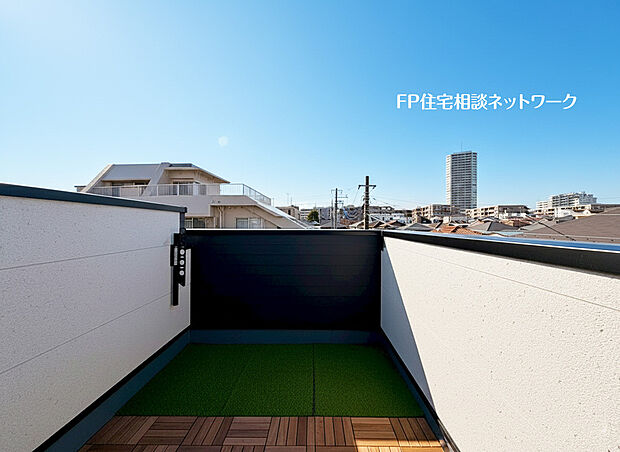 【広い空を感じられるルーフバルコニー】ルーフバルコニーからは景色が広く見渡せ、気持ちの良い空間。夏はおうちプールなども楽しめそう！開放的でお気に入りの場所になりますね。