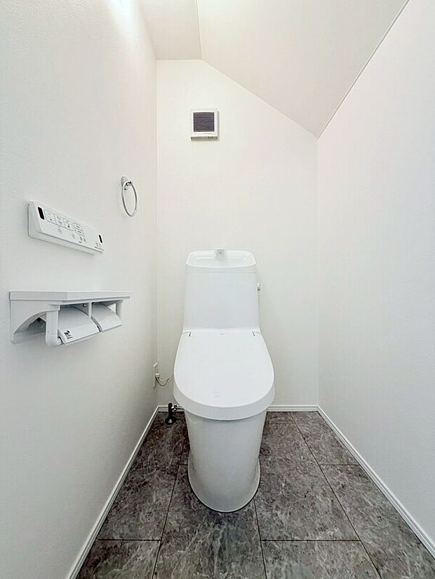 【温水洗浄暖房便座機能付きトイレ】洗浄機能付き便座を標準装備。便座保温機能もあるので寒い季節も安心です。従来型に比べ節水効果があり、お手入れもしやすいので、家計も家事の負担も軽減してくれます。