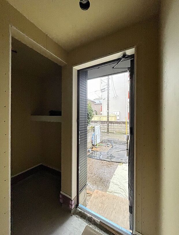 【シューズインクローク付き玄関】大容量のシューズインクロークが嬉しい住まい。ご家族全員の靴はもちろん、お子様のおもちゃやベビーカー、ゴルフバック、洗車用品などスッキリまとめて収納できます。