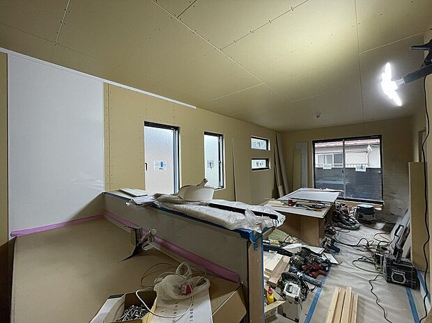 【2階リビング　バルコニー付き】開放感のある2階リビングは陽当たりも良く明るい日差しが射し込みます。また、道路からの目線も気になりにくいのでプライバシーも守られやすいですね。ご家族団欒のスペースとして大活躍するＬＤＫです。