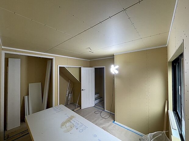 【全室収納付き　2面採光】全居室に大型の収納クローゼットを完備。普段使いのお洋服や小物はもちろん、季節物のお洋服などもしっかりと整理整頓出来ます。居室空間を隅々まで使えるのが嬉しいですね。