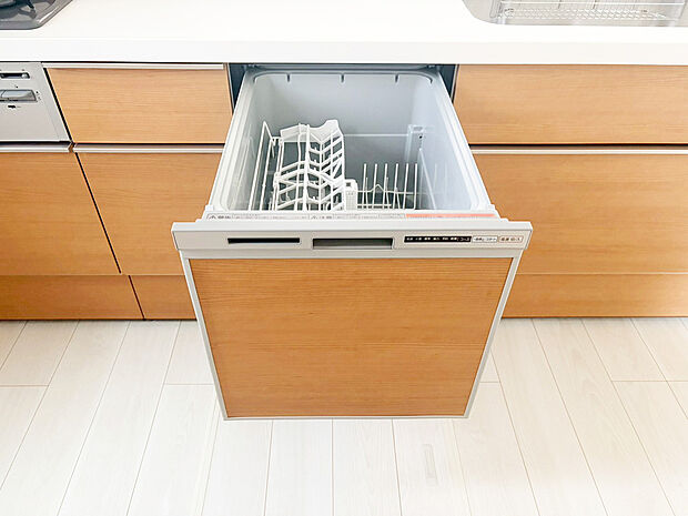 【食器洗浄乾燥機】手間をかけずに食後の後片付けができる食器洗浄乾燥機。食器の出し入れがスムーズなスライドタイプ。高温で洗うのでしつこい油よごれもすっきり落ち、除菌もできます。また手洗よりも節水でき、節約にもなります。