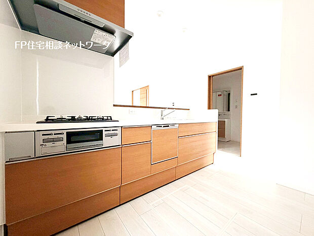 【コミュニケーションを育む対面キッチン】新しいキッチンは食事の支度が捗ります。お手伝いをしてくれるお子様と並びながら準備や片付けが出来るキッチンは、ご家族のコミュニケーションを育む場として活躍します。(1号棟)