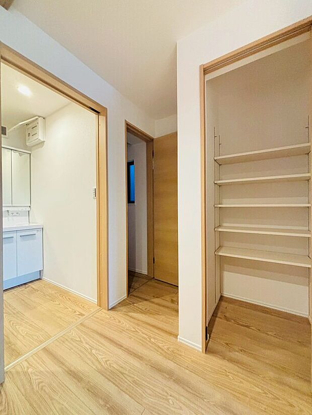 【便利なキッチンパントリー】ストック食材や調理家電の収納に便利なパントリー付きです。お水や非常食などの備蓄庫としても活躍します。