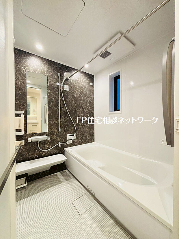 【1坪ユニットバス】ユニットバスはゆったりとくつろげる1坪タイプ。足までしっかりと伸ばせる浴槽は、心身ともにしっかりと疲れを癒してくれます。これだけ広ければ家族みんなで一緒にバスタイムを楽しめます。