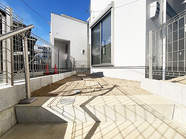 【子育てに最適な住環境】閑静な住宅地で子育て家族にピッタリ。毎日のお散歩も快適な緑に恵まれたエリアで、自然に包まれた穏やかな暮らしを実現するための、ゆとりある住環境が整っています。