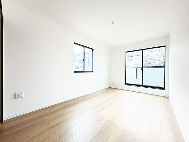 【バルコニーに面した明るい主寝室】2面採光でお部屋の隅々まで明るい印象の居室。バルコニーにも出られて、爽やかな風をたっぷりと取り込めます。