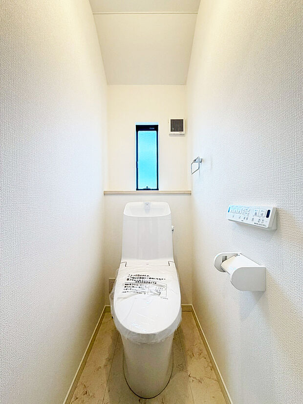 【各階に配置したトイレ】1階と2階にそれぞれトイレがあり、朝のトイレ渋滞もなくなりますね。もちろん温水洗浄、暖房便座機能付のトイレです。従来型に比べ節水効果があり、お手入れもしやすいので家計も家事の負担も軽減してくれます。
