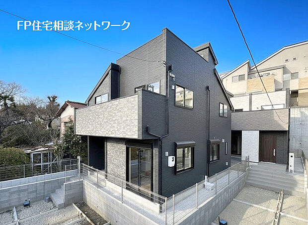 【~類似外観同仕様~】施工例のため分譲中の建物とは外壁、屋根開口部等の形状・仕様が異なります。