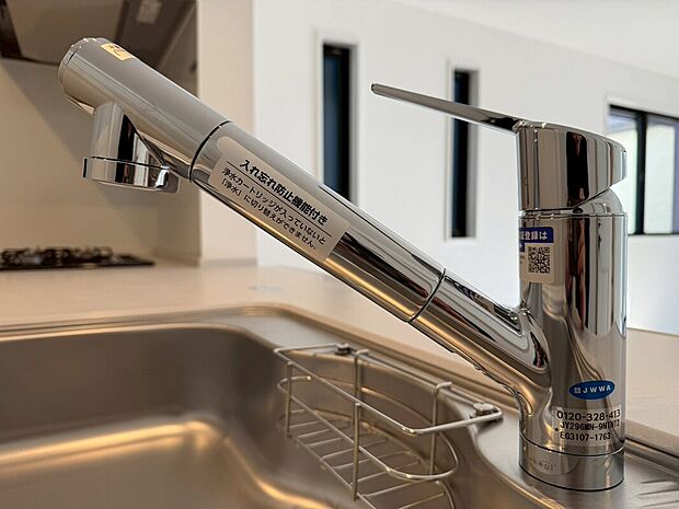 【浄水器】キッチンには浄水器を標準装備。最近は水を飲むという場面以外にも料理で使用したり、野菜を洗う場合もキレイな水で洗いたいという人が増えてきています。