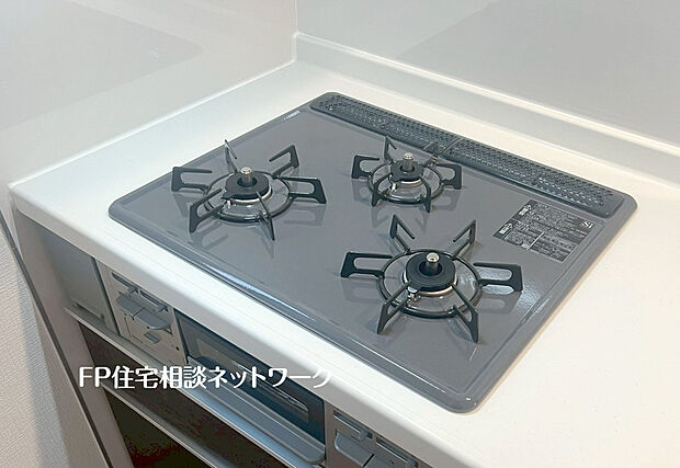 【三口ガスコンロ】慣れている方も多く、火力が目に見えるため、使いやすいという方も多い、3口のガスコンロ仕様です。新生活に伴い、鍋を買い換える必要がない世帯も多く、使い慣れた道具をそのまま使えます。
