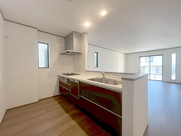 【会話が弾む対面キッチン】1号棟~リビングで遊ぶお子様を見守りながらお料理が出来る対面キッチンは、料理をしながらでもご家族との会話を楽しめます!大切なご家族をいつも身近に感じられ、毎日のお料理も楽しくなりますね!