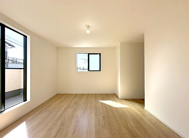 【ペアガラス】2枚のガラスの間に空気層が設けられたガラスです。断熱効果が高く、冷暖房の使用量を減らすことができます。結露が発生しにくいためサッシ周りのカビの予防にもなります。