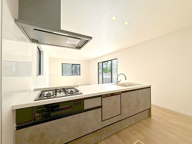 【広がりを感じるフルオープンの対面キッチン】リビングとキッチンの間に壁を設けてないフルオープンタイプの対面キッチン。一体感と広がりを感じます。