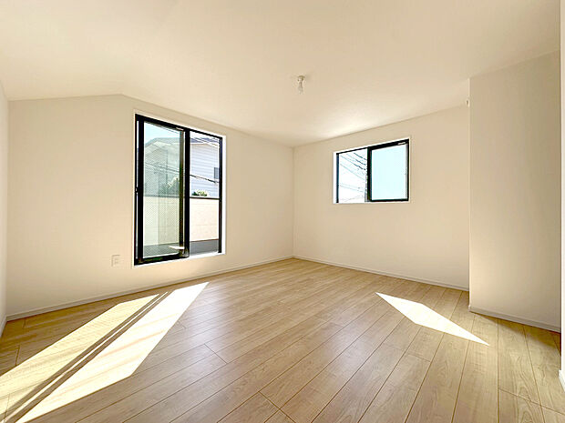 【ゆったり寛げる10.4帖の主寝室】2Fにある主寝室は10.4帖と広々。居室空間をすっきり保てるウォークインクローゼット付です。衣類だけでなく、思い出の品もたっぷり収納。