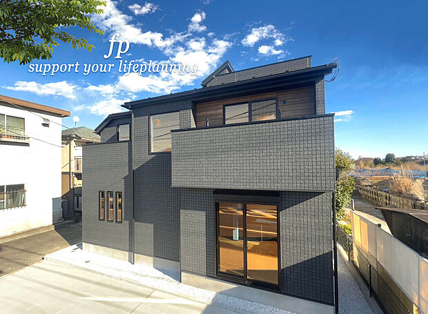 【~類似外観同仕様~】施工例のため分譲中の建物とは外壁、屋根開口部等の形状・仕様が異なります。