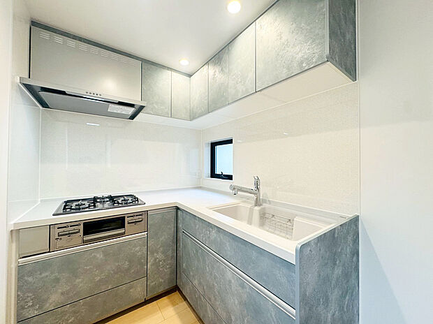 【L字型キッチン】使い勝手の良いL型キッチン。料理の作業スペースが広くとれるだけでなく、収納スペースもしっかり確保。シンクとコンロの距離も近いので作業効率が上がります。