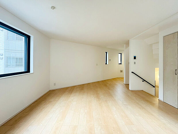 【4面採光で明るい2階リビング】LDKは窓が多く、暖かい陽射しが長い時間射し込みます。天気の良い日は是非窓を開けて風通しの良さもご体感下さい。明るいLDKがご家族団欒の時を作ります。