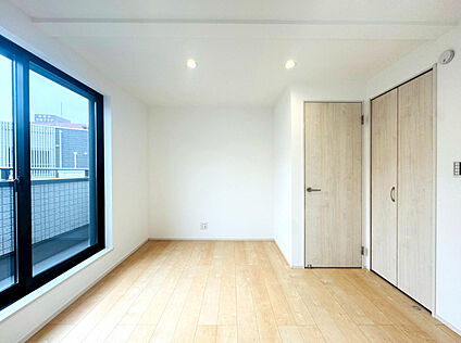 バルコニーに面した風が通る主寝室